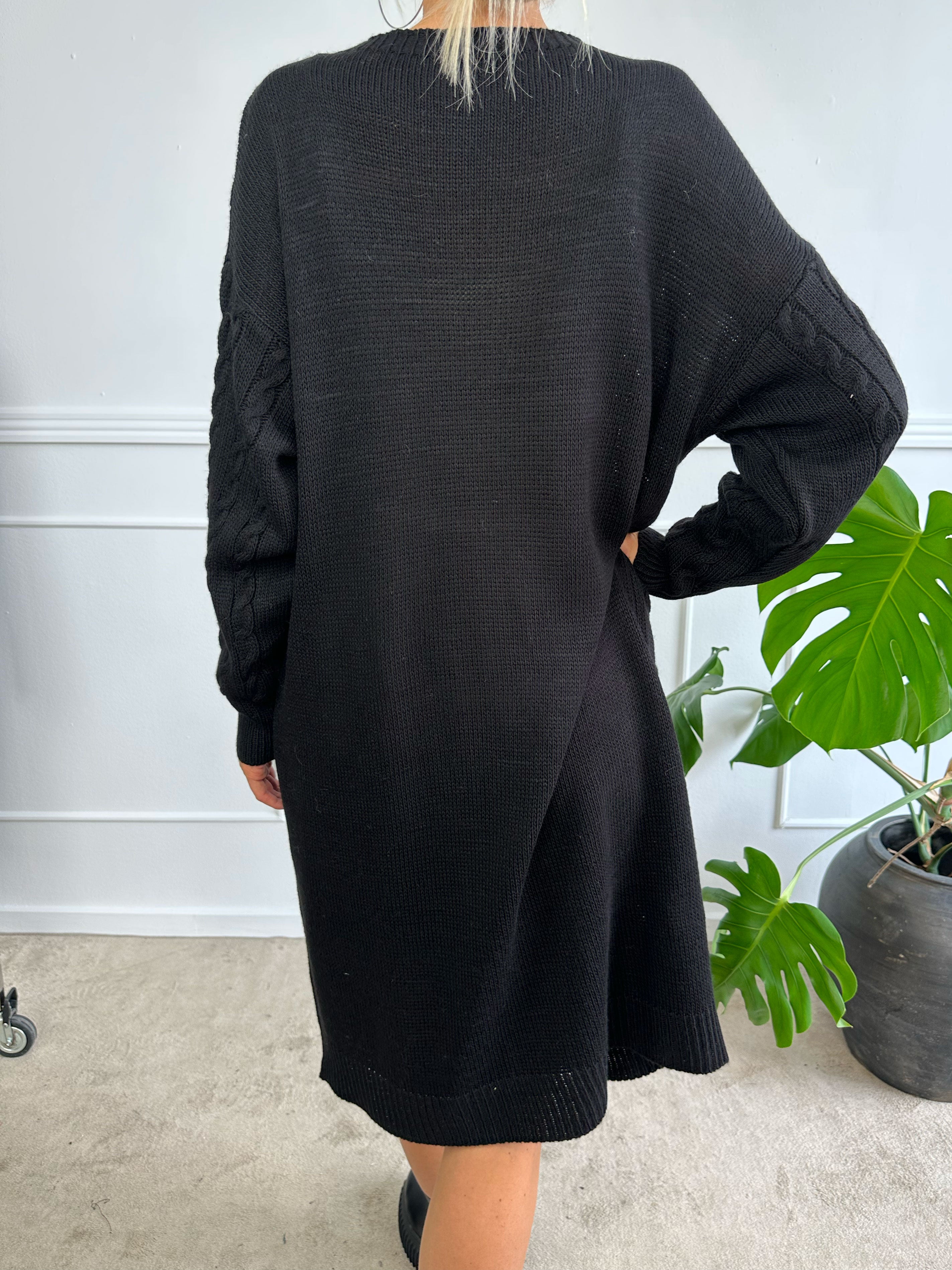 Karolina - Lang kjole med kabelstrik